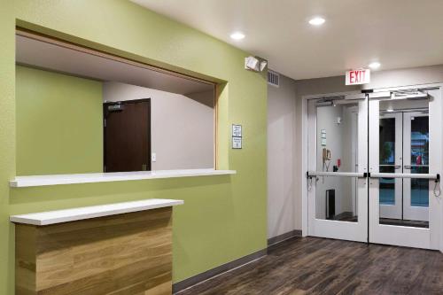 Lobby, WoodSpring Suites Houston IAH Airport in Humble