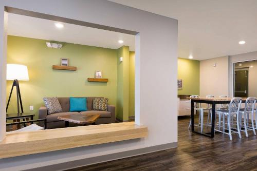 Lobby, WoodSpring Suites Houston IAH Airport in Humble