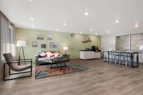 Lobby, WoodSpring Suites Phoenix-Deer Valley in Deer Valley