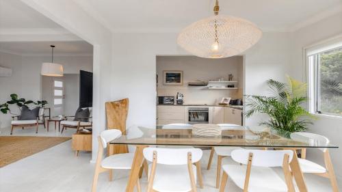 Oprema, Sunny 3 Bed Cottage Plus Bunkhouse in Hardys Bay