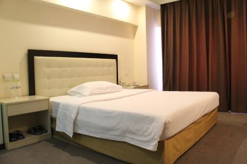 Beijing Xihua Hotel Beijing Xihua Hotel is perfectly located for both business and leisure guests in Beijing. The property offers a wide range of amenities and perks to ensure you have a great time. Service-minded staff 