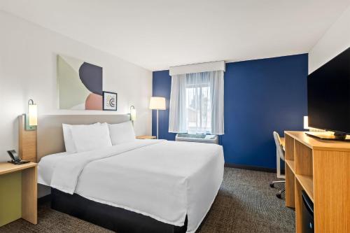 Spark by Hilton Evansville Downtown Room Type - Room, 1 King Bed, Accessible (Mobility & Hearing, Roll-in Shower)