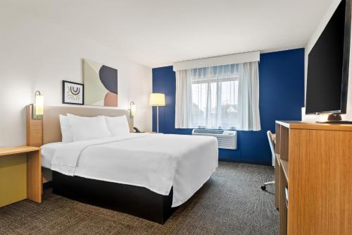 Spark by Hilton Evansville Downtown Room Type - Room, 1 Queen Bed, Accessible (Hearing)