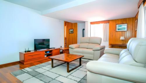 Amplio Apartamento Familiar en la Zona Baja de Sierra Nevada – Ideal para 8 Personas