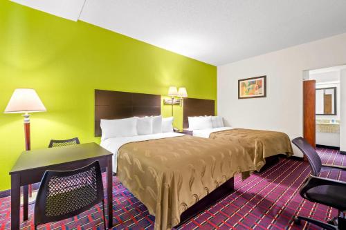 2 queen beds