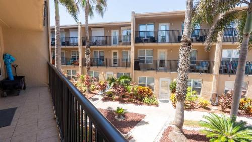 2BR Half Block to Beach Garage Heated Pool apts - image 5