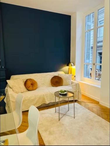 Elegant renovated Haussmannian Hôtel de Ville