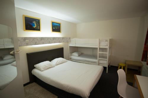 1 double bed, 2 bunk beds