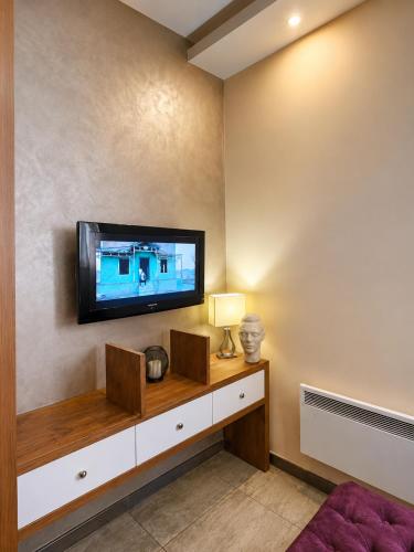 Lux S Central Apartment - image 4