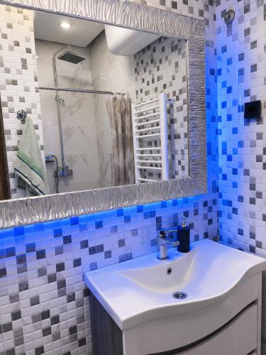 Lux S Central Apartment - image 5