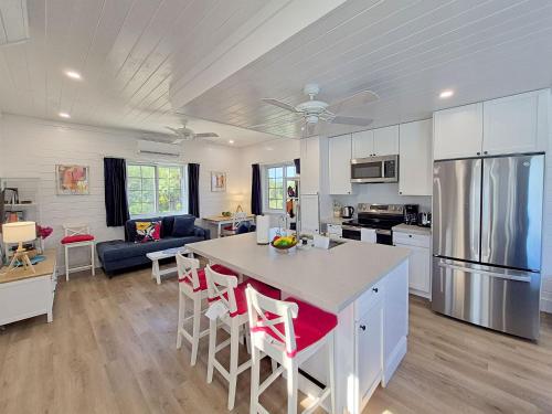 Eagle Ray - Brand New Beach Cottage withViews, Walk to Restaurant home in North Palmetto Point