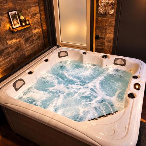 Hot tub, Maison cosy, spa XXL, cinema, karaoke et terrasse in Le Mesnil-Eudes