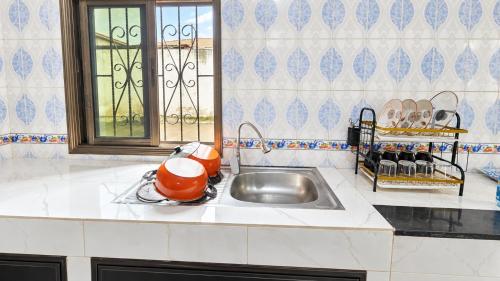 Kitchen, UMO Urban Suites Malabo in Malabo