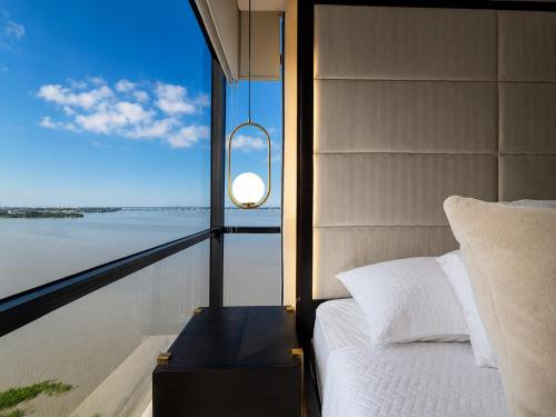 Suite Esquinera con Vista al Rio Puerto Santa Ana Guayaquil - image 3