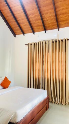 Thalalla White Gate - image 3