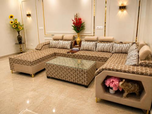 Luxurious 4BHK Near Max Hospital-Vaishali - image 3