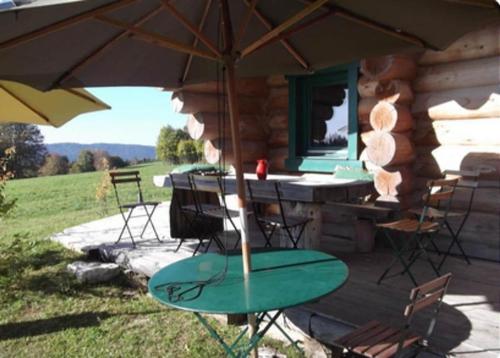 La Fuste des Cernois, Maison en bois rond dans le Haut-Jura, en pleine nature in Grande Riviere