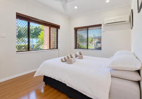 Esplanade Water-Front 2BR - Pool & Balcony - image 3