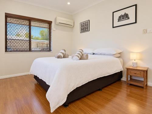 Esplanade Water-Front 2BR - Pool & Balcony - image 5