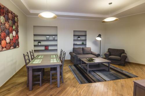 Large One-Bedroom Apartment with Balcony image 10