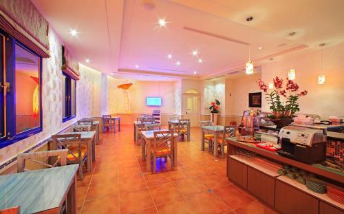 Restaurant, Blue Coast Spa Motel in Anle