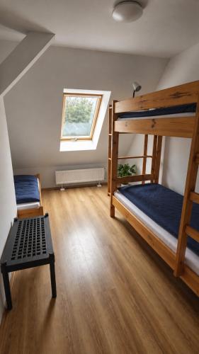 2 twin beds, 2 bunk beds
