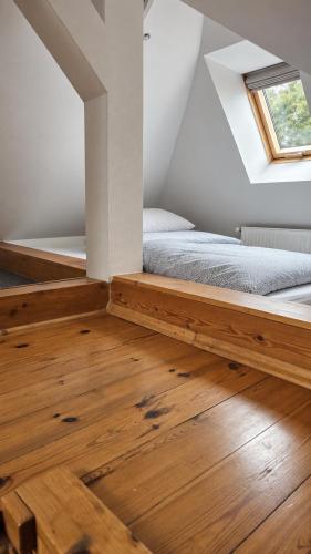 1 double bed, 4 futon beds