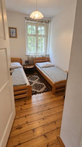 2 twin beds