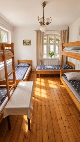 2 twin beds, 2 bunk beds