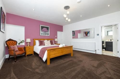 voodi, Headlands by Alt-Stay Contractor Accommodation - 5 Bed Detached Contractor Home With Parking, Wi-Fi  in Dewsbury