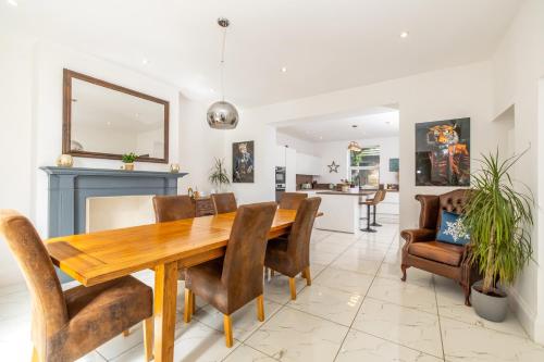 köök, Headlands by Alt-Stay Contractor Accommodation - 5 Bed Detached Contractor Home With Parking, Wi-Fi  in Dewsbury