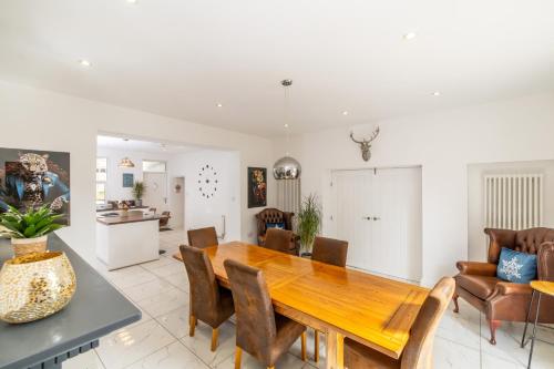 köök, Headlands by Alt-Stay Contractor Accommodation - 5 Bed Detached Contractor Home With Parking, Wi-Fi  in Dewsbury