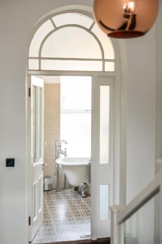Vannituba, Headlands by Alt-Stay Contractor Accommodation - 5 Bed Detached Contractor Home With Parking, Wi-Fi  in Dewsbury