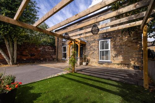 Hotelli välisilme, Headlands by Alt-Stay Contractor Accommodation - 5 Bed Detached Contractor Home With Parking, Wi-Fi  in Dewsbury