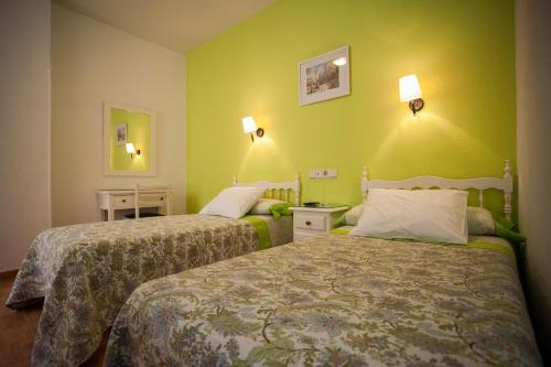 Twin Room with Private Bathroom image 4