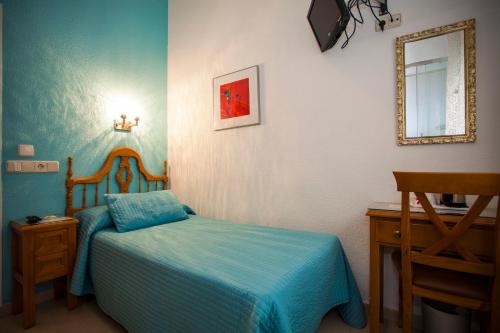 Single Room with Shared Toilet image 2