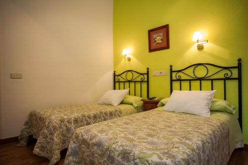 Twin Room with Private Bathroom image 2