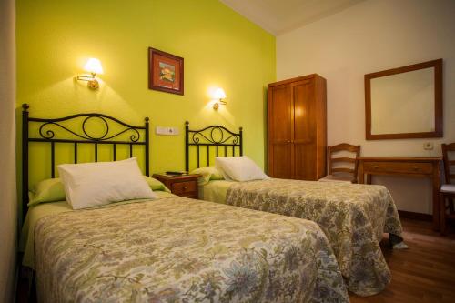 Twin Room with Private Bathroom image 1