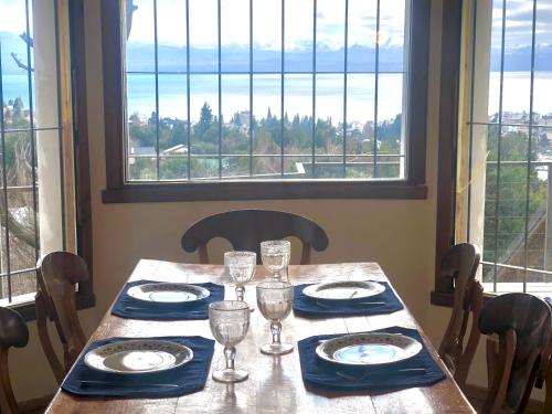 Departamento para dos personas con amplio deck y vista al lago