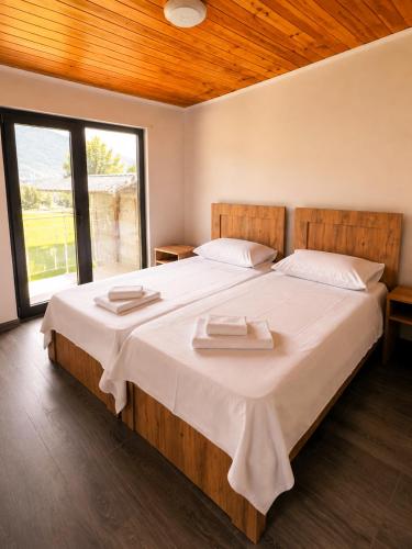 6 twin beds