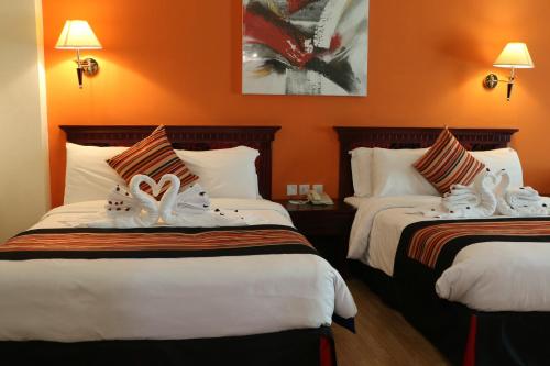 2 queen beds