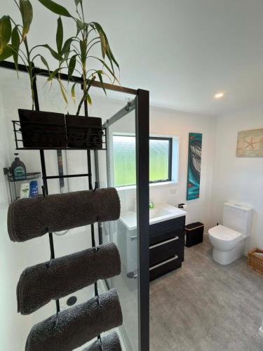 Waitarere, peaceful 2 bedroom rustic Beach House with Spa Pool in ไวทาเรเรบีช