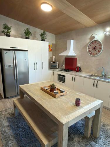 Waitarere, peaceful 2 bedroom rustic Beach House with Spa Pool in ไวทาเรเรบีช