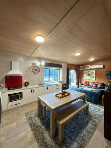 Waitarere, peaceful 2 bedroom rustic Beach House with Spa Pool in ไวทาเรเรบีช