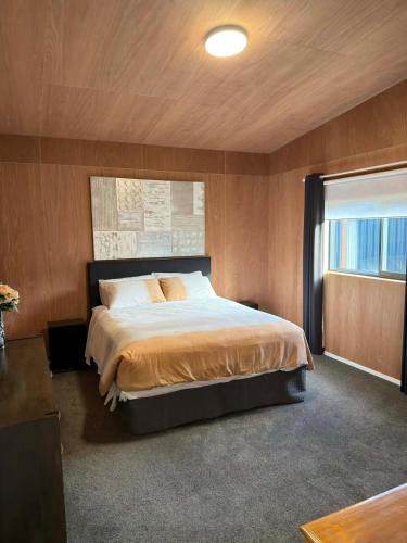 Waitarere, peaceful 2 bedroom rustic Beach House with Spa Pool in ไวทาเรเรบีช