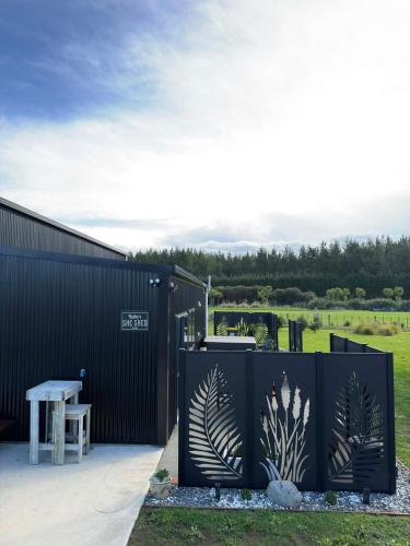 Waitarere, peaceful 2 bedroom rustic Beach House with Spa Pool in ไวทาเรเรบีช