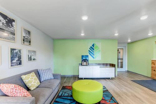 Lobby, WoodSpring Suites Chicago Addison in South O'Hare