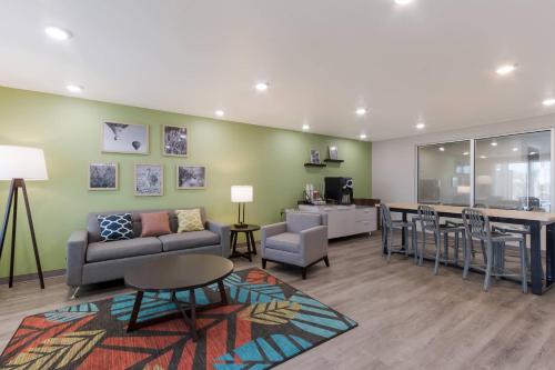 Lobby, WoodSpring Suites Chandler Airport in Chandler
