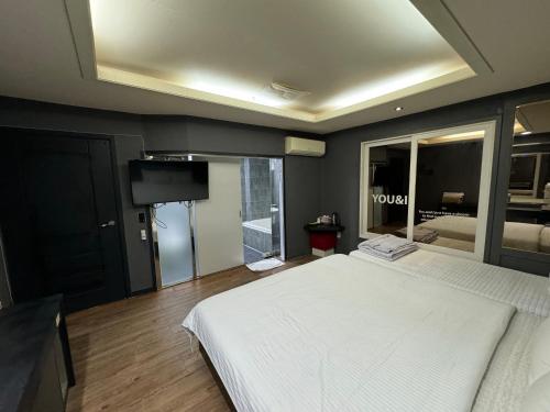 1 queen bed, 1 twin bed