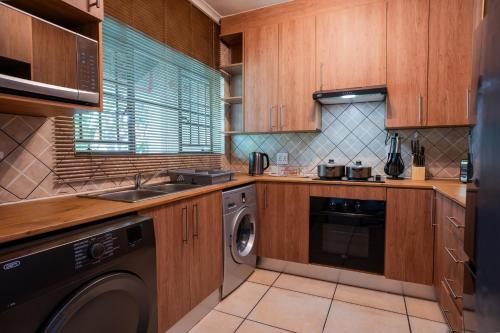 Opulent Heights - Sherwood Gate - image 4
